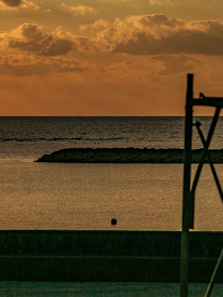 [Image1]At the end of the day, it was dusk in spring in Okinawa.Quiet time passes, and the area is dyed oran