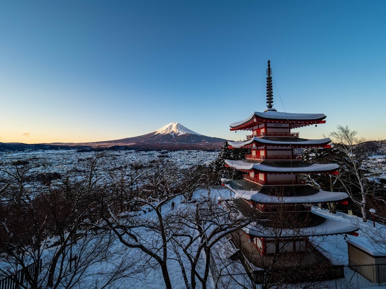 [画像1]日本らしい富士山と五重塔を一緒に見ることができる新倉山浅間神社。春の桜の時期が有名ですが、冬の雪が積もった雪景色も最高です。流石にこの時期はそんなに混んでいないと思ったけど、朝６時に着いたらカメラマン