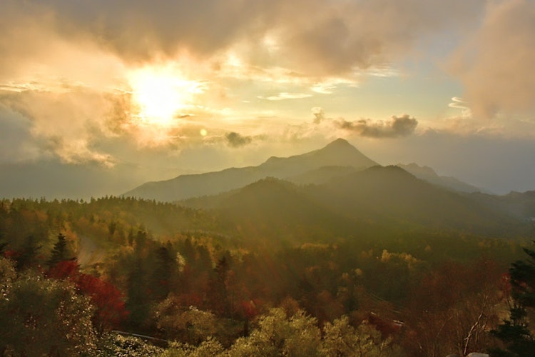 [Image1]I call myself a superb view of the sunset and autumn leaves of Shiga Highland in Nagano Prefecture (