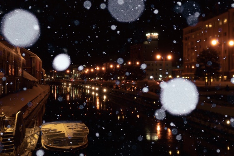 [相片1]雪夜和小樽運河小樽雪光之路運河上漂浮的蠟燭和城市燈光，許多雪蠟燭和路人即使天氣寒冷，在某個地方也很溫暖。