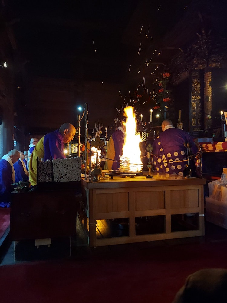[相片1]戈馬將一棵戈馬樹扔進祭壇的火焰中，以抵禦邪惡和災難，凈化一個人的慾望，實現一個人的願望。這是一個深奧的儀式。在小山寺，每年（通常在2月28日）舉行一次特別活動。戈丹瑪在五大妙王面前設置祭壇，在每個祭壇