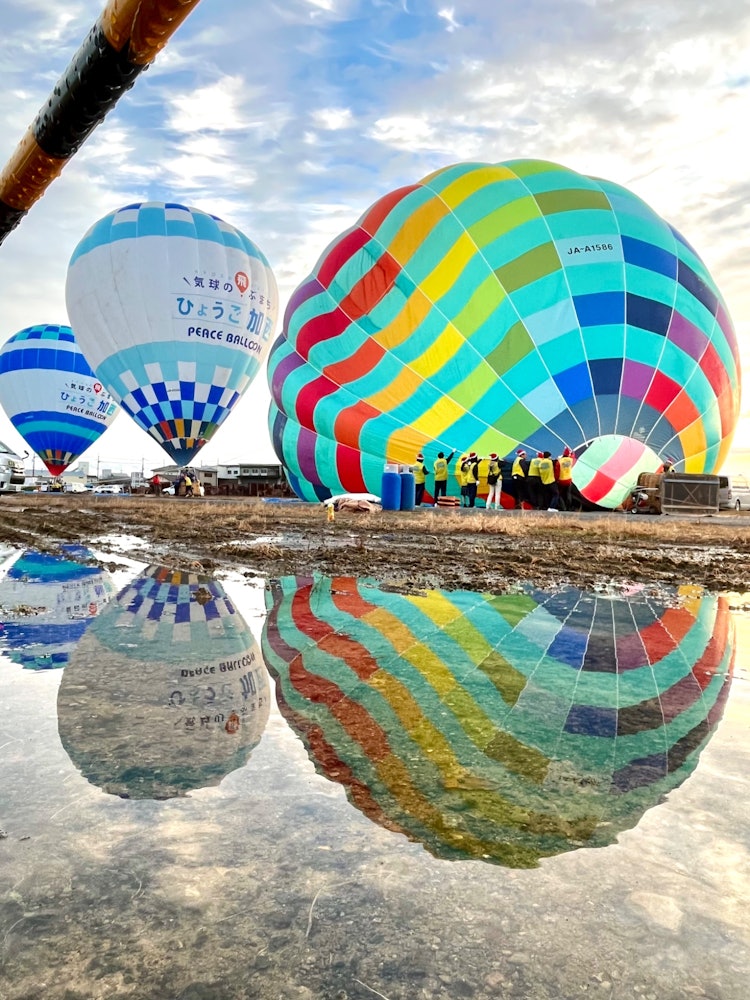 [相片1]日本兵庫縣葛西市是日本為數不多的氣球飛行城市之一。 日本的第一部法令是《開西氣球飛行城鎮條例》。 在這樣的氣球活動「氣球耶誕節快樂」中，舉行了升至20米的系泊飛行體驗。從早上7點開始，許多來自城外的人