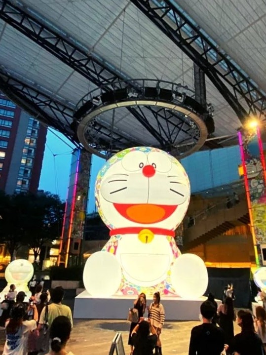 [Image1]I'm a Doraemon fan, and I really felt happy to see this 32 ft tall Doraemon art by Takashi Murakami.