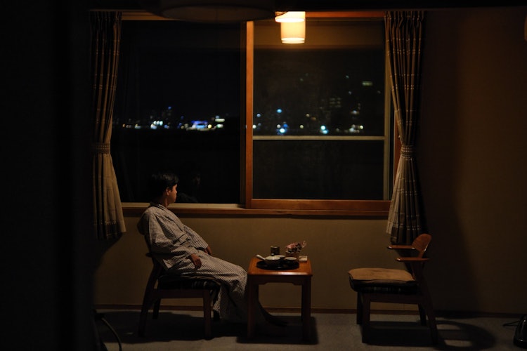 [이미지1]여행지의 료칸에서여관이라고 하면 창가에 있는 이 공간인데, 왠지 항상 의미 없이 여행을 온 것 같은 느낌이 든다.