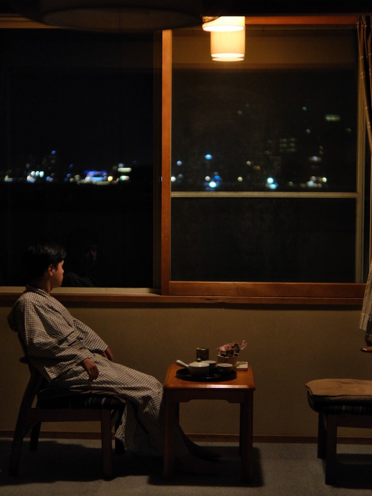 [Image1]At a ryokan at your travel destinationSpeaking of inns, it is this space by the window, and for some