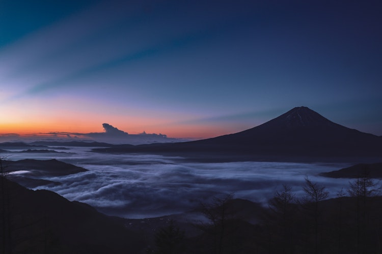 [相片1]富士山的絕佳景觀山梨縣，富士山從新道峠 （3）我印象深刻，一直拍攝到早上更動人的日出來了。我想我遇到了我一生中最壯觀的景色。富士山沐浴在罕見的自然現象防暮光中山腳下一片茫茫雲海這是日出的絕佳景色，不能