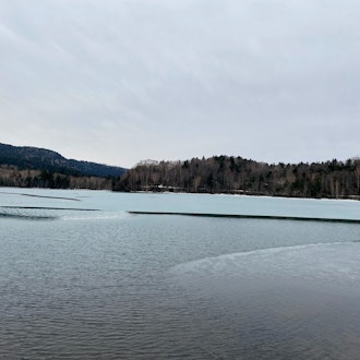 [画像2]４月７日に足寄町の観光地である神秘の湖オンネトーへ通じる道道の冬季通行止めが解除されました。 現在のオンネトーは一部を除きほとんど氷がとけています。 GWにはぜひ足寄町へお越しください♪※オンネトーは