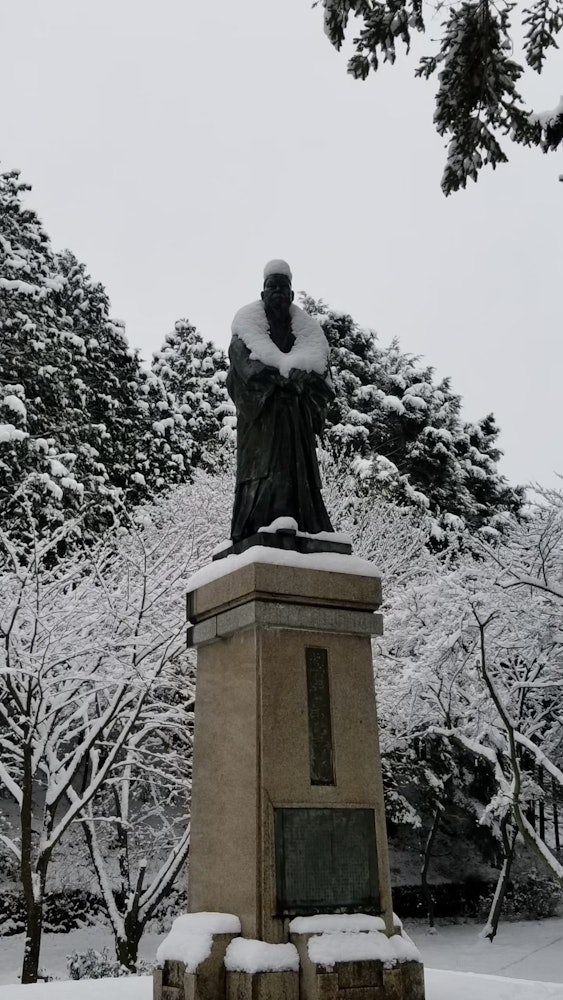 [相片1]兵庫縣朝來市姬宮的銅像。 白雪皚皚的身影看起來像一個慶祝成人儀式的女孩嗎？ 它太可愛了，我不由自主地鬆開了快門。