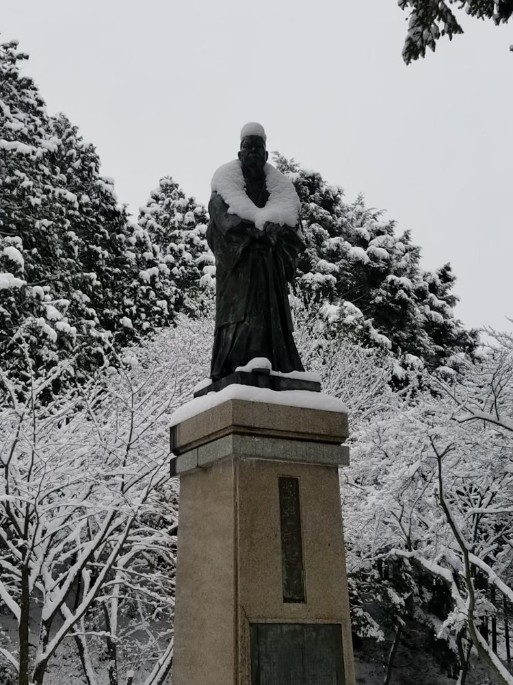 [相片1]兵库县朝来市姬宫的铜像。 白雪皑皑的身影看起来像一个庆祝成人仪式的女孩吗？ 它太可爱了，我不由自主地松开了快门。