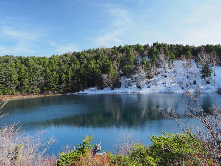 [画像1]福島県の磐梯朝日国立公園内の桶沼、浄土平南部の吾妻小富士と相対する古い成層火山です。 四月の終わり、新緑と青い湖を観ようと行ってみるとまだ残雪は多く撮影場所にたどり着くのが大変でしたが、湖畔の残雪と芽