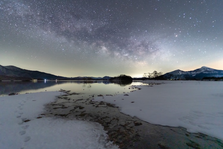 [相片1]磐梯山、銀河系和白雪皚皚的景觀之間的合作。這是只能看到的風景，因為檜原湖直到早春都有雪。