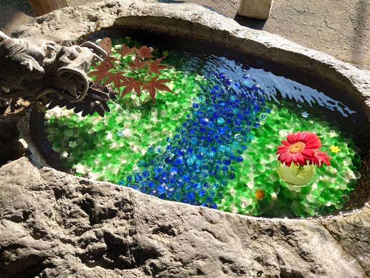 [相片1]十勝五國祠堂的夏季朝聖它就是“玉手水”。在風鈴和水聲的回聲中今年的裝飾也像夏天一樣，這很酷，很好。