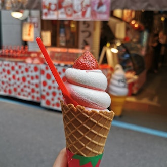 [Image2]A popular sweet shop 🍦in Tsukiji that I went to before ლ ( ́ڡ'ლ )