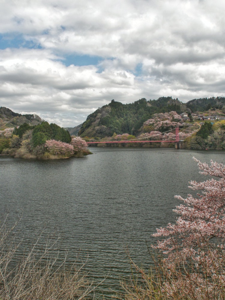 [Image1]Scenery on the shore of Lake Tsukigase.In the mountains, the scenery that was missing left an impres