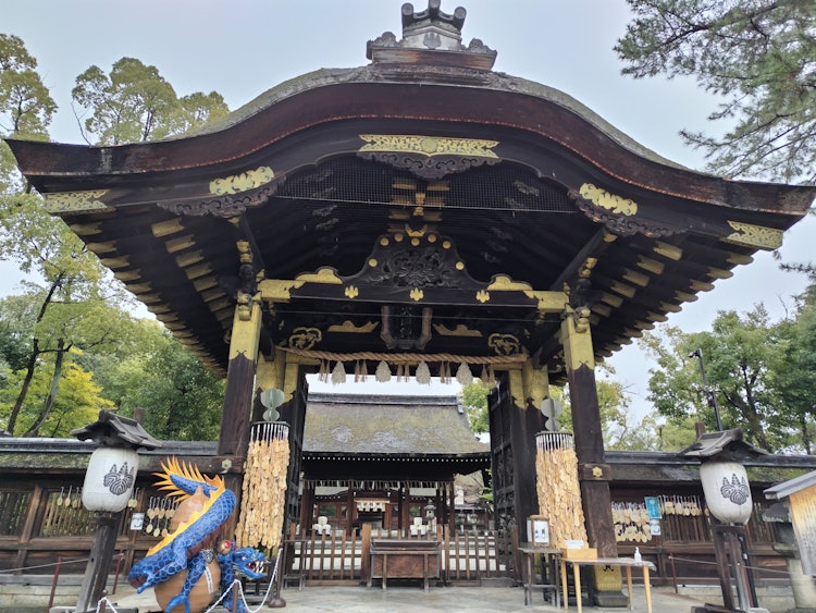 [相片1]从京都国立博物馆步行3分钟。 供奉秀吉的Kayakuni神社。 原本位于南禅寺的唐门似乎被搬迁了。 它曾经在二条城郭，在此之前是在伏见城郭。 这是一个美妙的唐门，传达了桃山时代的富裕。门前，两鞠躬，两