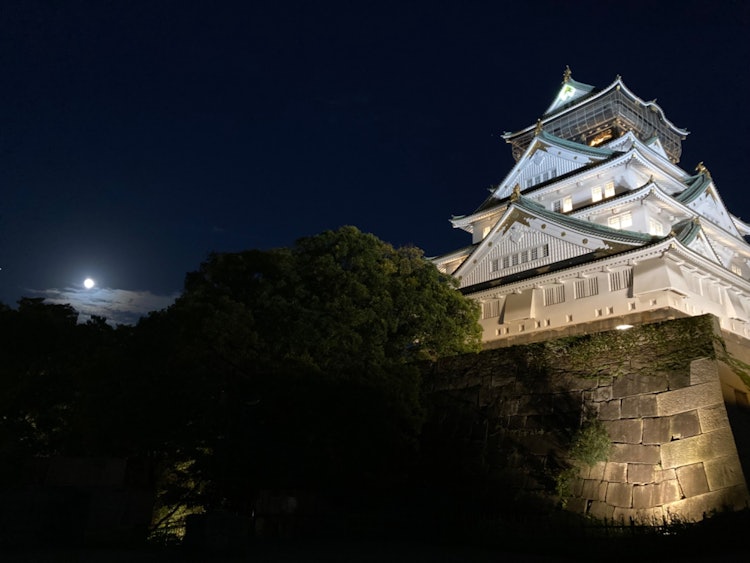 [相片1]是🌕🏯月亮和大阪城郭可惜月亮很小，但是..這一天，我從明亮的時光參觀了大阪城郭，並停留了很長時間，因為我想看到大阪城郭在晚上被點亮！ ！！ 🥹畢竟晚上的大阪城郭也很涼爽 🏯✨