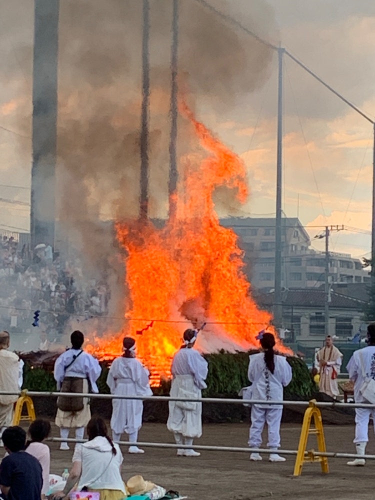 [이미지1]일본의 종교에는 불을 거룩하게하는 많은 행사가 있으며, 많은 사원의 승려들이 불을 둘러싸고 넨 부츠를 외칩니다.일본에서는 운동선수와 연예인이 모닥불 앞에 앉아 훈련하거나 맨발로 모