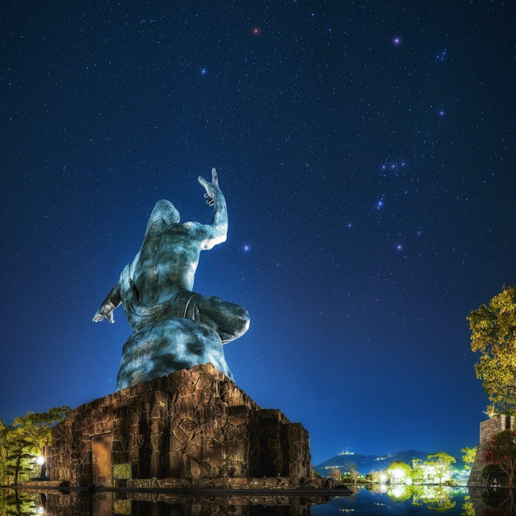 [画像1]タイトル：星空に祈念場所：長崎県長崎市 平和祈念像平和祈念像とオリオン座の絶妙な共演です。