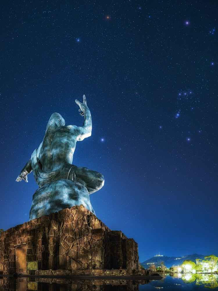 [相片1]標題： 為星空祈禱地點：長崎縣長崎市和平紀念雕像這是和平紀念雕像和獵戶座之間的精美合作。