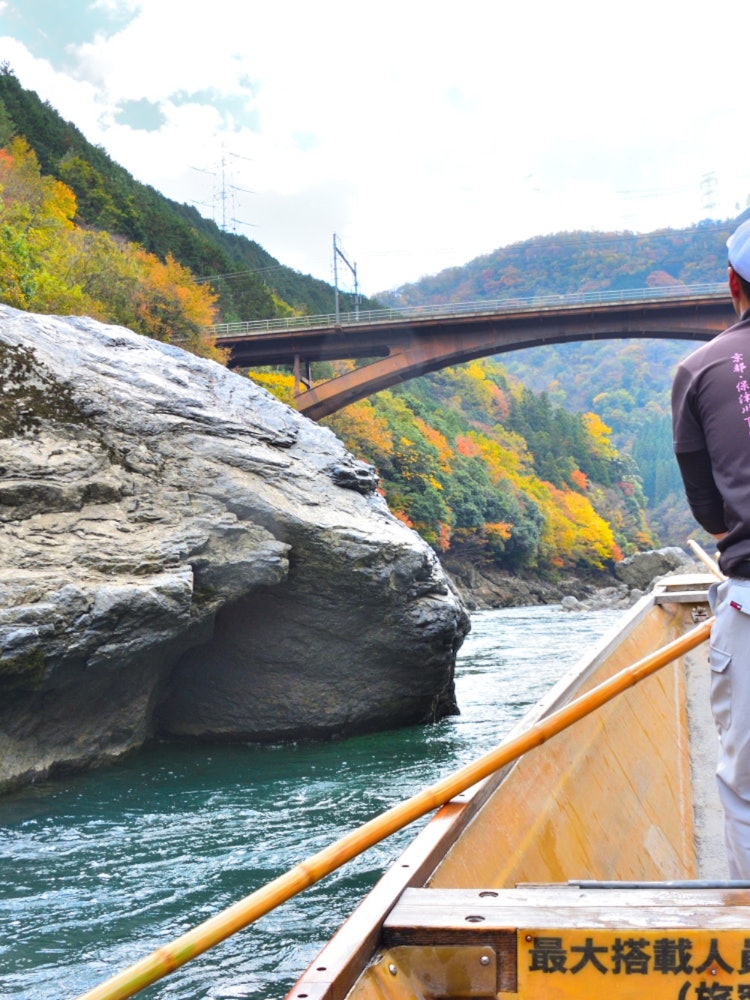[相片1]📍 京都/保津川漂流從龜岡到嵐山是一次約16公里的乘船之旅，您將沿著河而下，✨同時欣賞紅葉和絕佳的景點。 嵐山還有許多其他觀光景點，在這裡您可以享受比一天內參觀的更多的東西。我等不☺️及秋天的紅葉了。