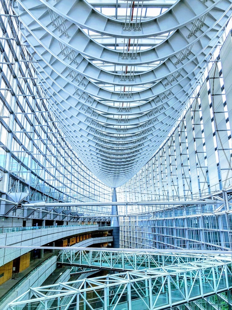 [画像1]東京国際フォーラムTokyo International Forum建築家のラファエル・ヴィニオリ氏が設計し、ガラスの吹き抜けホール（ガラス棟）は「船」を題材にしているそうです。 ガラス棟が壮観なので