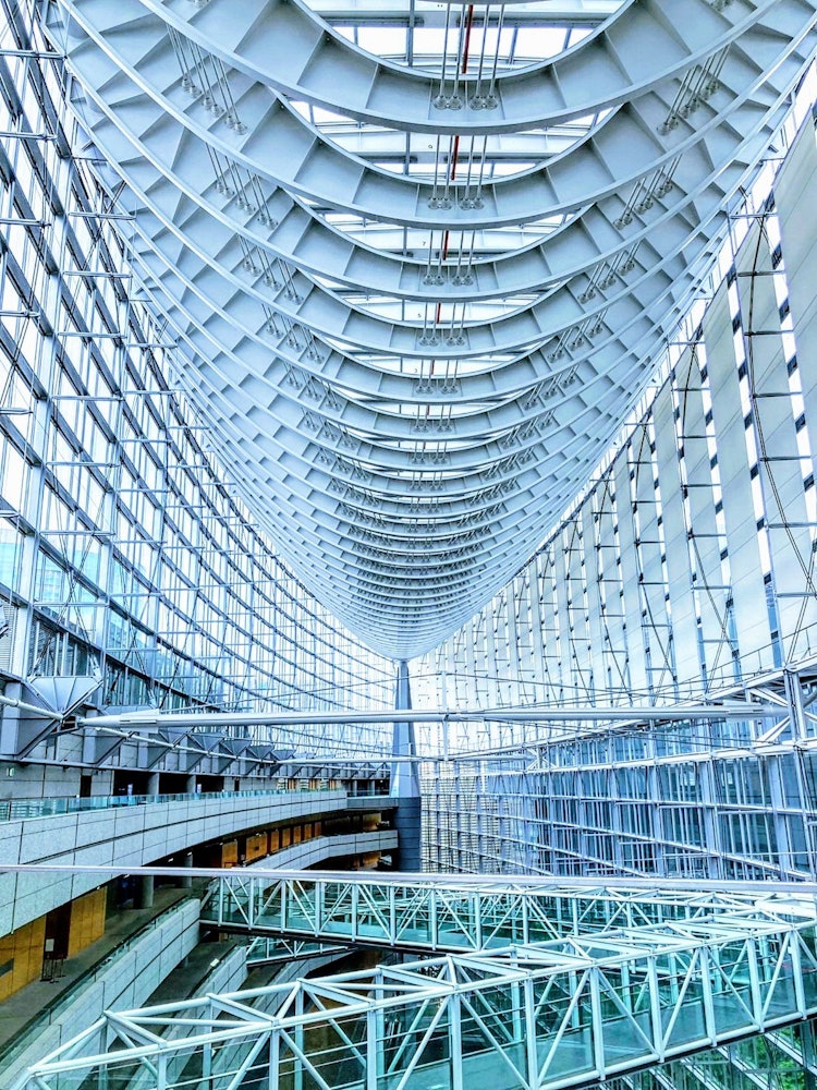[相片1]东京国际论坛东京国际论坛由建筑师拉斐尔·维诺利（Rafael Viñoly）设计的玻璃中庭大厅（玻璃建筑）据说是基于船舶的主题。 玻璃建筑非常壮观，所以我希望你至少参观一次。由建筑师拉斐尔·维尼奥利（