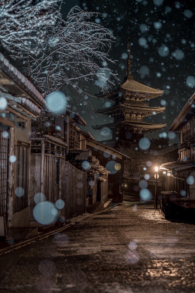 [Image1]Kyoto, Snow Hokanji Temple.Because it rarely accumulates, the snow in Kyoto is exceptional.The Yasak