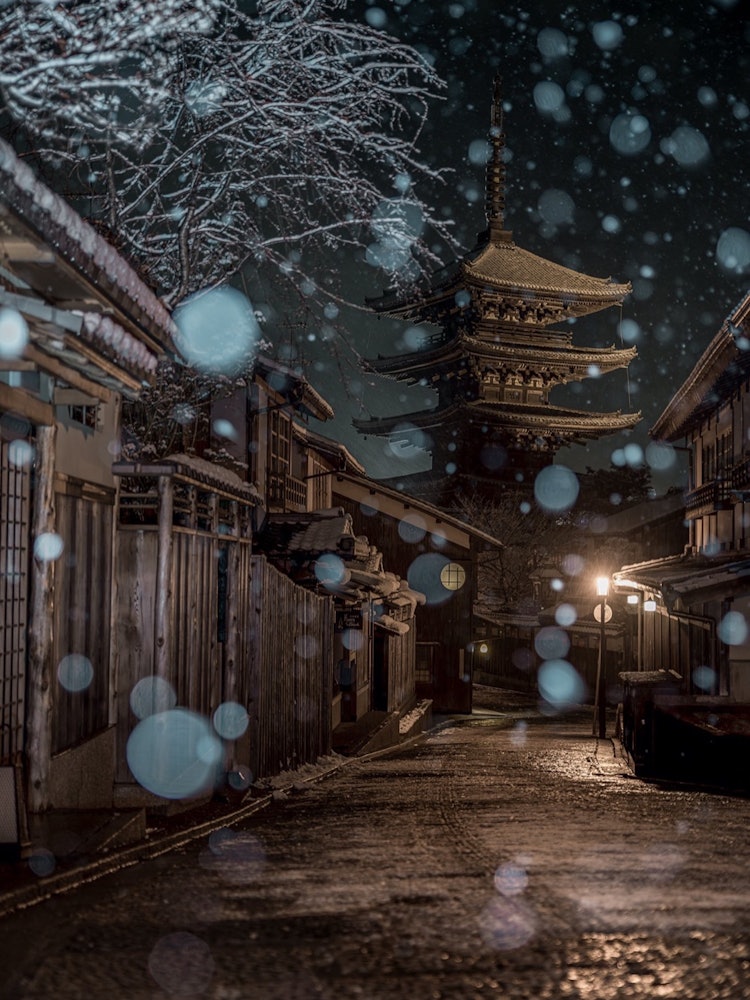 [画像1]京都、雪の法観寺。滅多に積もらないだけに雪の京都は格別です。ライトアップで浮かび上がる八坂の塔が美しいです。