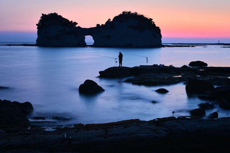 [이미지1]와카야마현 엔즈키섬 시라하마마치에 있는 명승지입니다. 전경에서 푸른 오징어를 노리는 낚시꾼을 촬영했습니다.