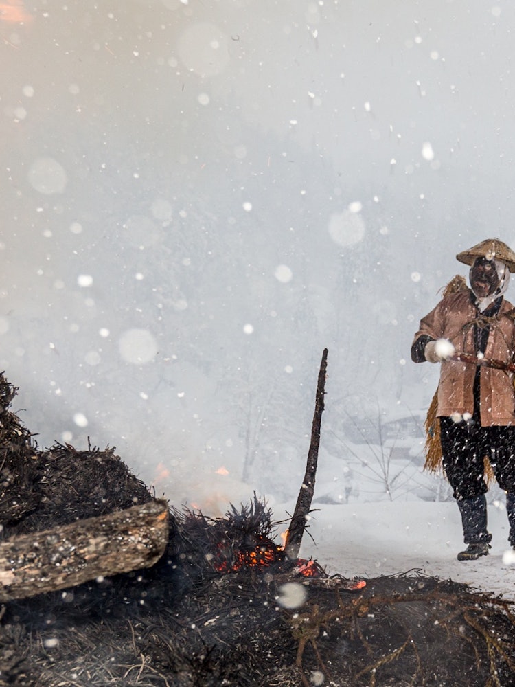 [Image1]Cleaning up a dondo-yaki fire in a mountain village in Niigata Prefecture. The 