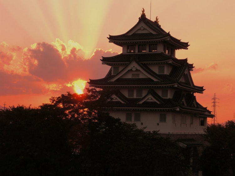 [相片1]这是岐阜县的“住俣城郭（也称为一夜城郭）”的日落，以丰臣秀吉在一夜之间建造而闻名。