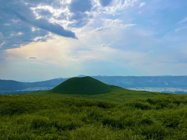 [画像1]九州旅行での撮影📸阿蘇のえくぼと言われている米塚🏔´-噴火して形成されたようですが、とても美しい形をしてました👏また伝説もあるようで、阿蘇神社の祭神である健磐龍命（たけいわたつのみこと）が収穫した米を