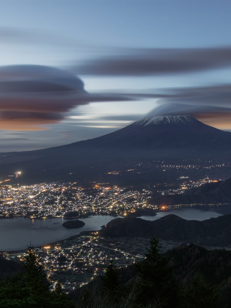 [相片1]當大多數人認為富士山是日本的象徵時，他們會想到這座山。 在富士山周圍，有一個古老的傳說，在懸雲和傘雲出現后，第二天就會下雨。 這一天，多虧了黎明前出現的懸雲和傘雲，我才能看到富士山穿著美麗但可疑的雲彩