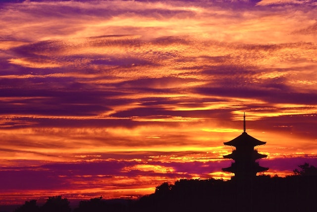 [画像1]岡山県総社市にある備中国分寺の五重塔は吉備路のシンボル。五重塔の背景に広がる夕焼けは本当に美しいです。