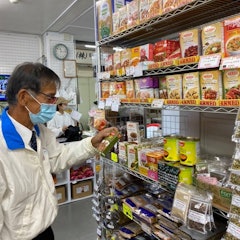 [이미지2][영어/일본어]하치오지에는 하치오지 종합 도매 센터라는 시장이 있습니다. 여기에서는 희귀 물고기 등을 찾을 수 있습니다. 할랄 식료품 전문점도 있어 유학생이 쇼핑하기 편리합니다. 