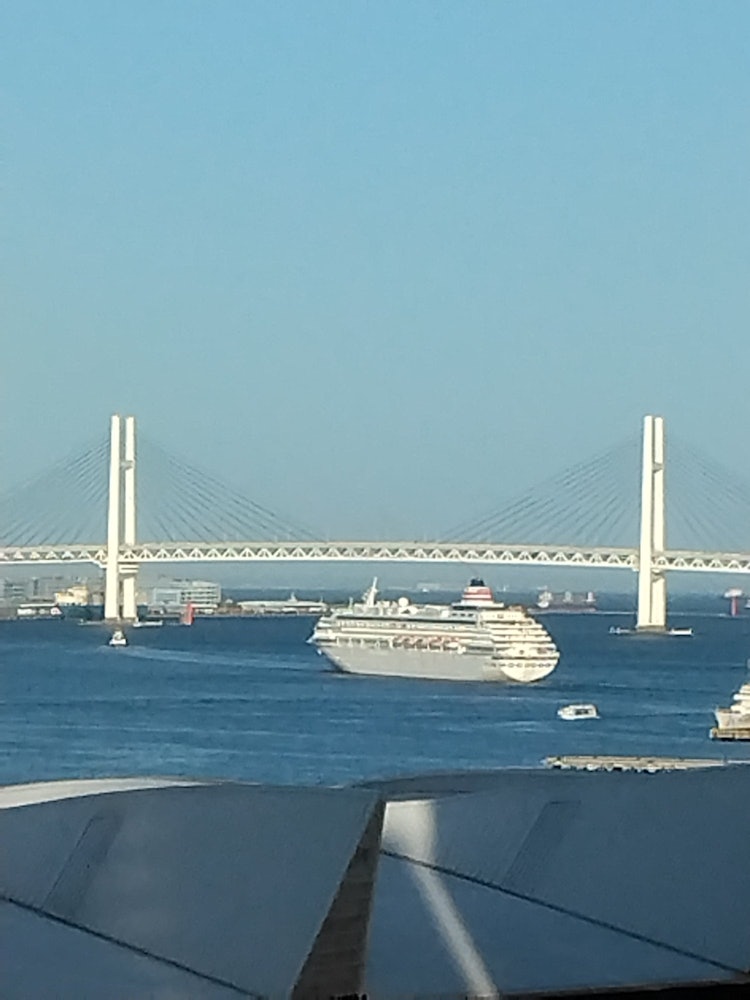 [相片1]前往横滨海湾大桥的豪华游轮“飞鸟II”在春天没有云的晴朗天气下，船看起来很舒服。一路顺风！！