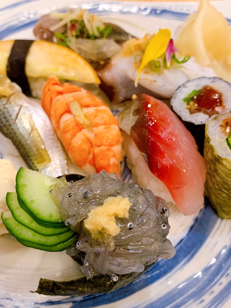 [相片1]这是我在京都吃的寿司。 工匠们精心制作了每一个，并进行了有趣的交谈。 这是一家漂亮而温暖的餐厅。