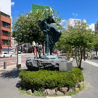 [이미지1]오봉 연휴 동안 마츠모토로 여행을 갔다.우리는 금요일에 도착했고 우리 호텔에 체크인 한 후 첫 번째 정류장은 마츠모토 성이었습니다. 첫 번째 사진의 동상은 반류 쇼닌(播隆上人)입니
