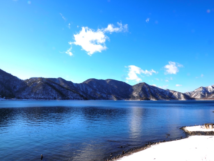 [相片1]冬季陽光明媚日光的中善寺湖被染成深藍色。它根據季節和一天中的時間顯示不同的外觀。這是一個迷人的景點，無論您訪問多少次都不會讓您感到無聊。