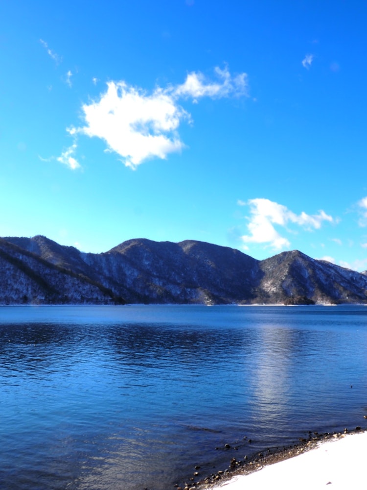 [画像1]冬の晴天日光中禅寺湖が濃い青色に染まってました。季節や時間帯毎に違った表情を見せてくれます。何度訪れても飽きさせない魅力たっぷりな名所です。