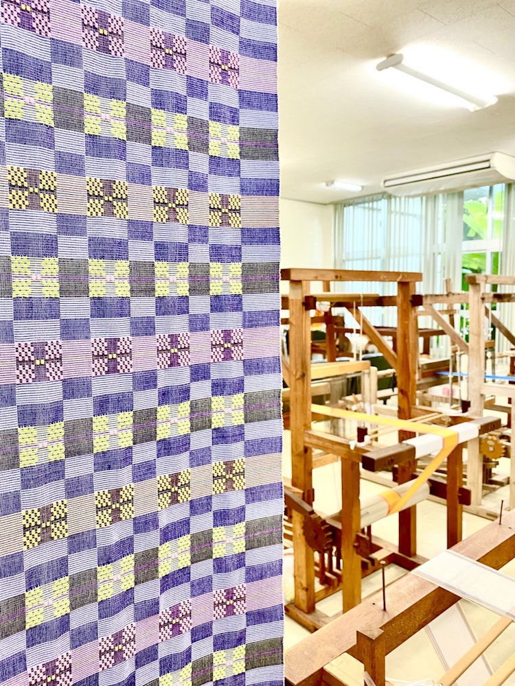 [Image1]Located in Haebaru, it is the room of the Ryukyu Kasuri Kaikan.You can see a glimpse of the loom beh