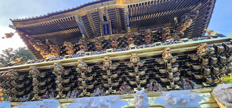 [相片1]日光东商区神社的Yomeimon Gate。我们到达时正值这座神社的关门时间，但这座大门让我站起来，凝视着艺术家作品的华丽细节。非常象征着美丽的日本历史。蛋糕上的樱桃是，越过这扇门，我们可以走到德川家