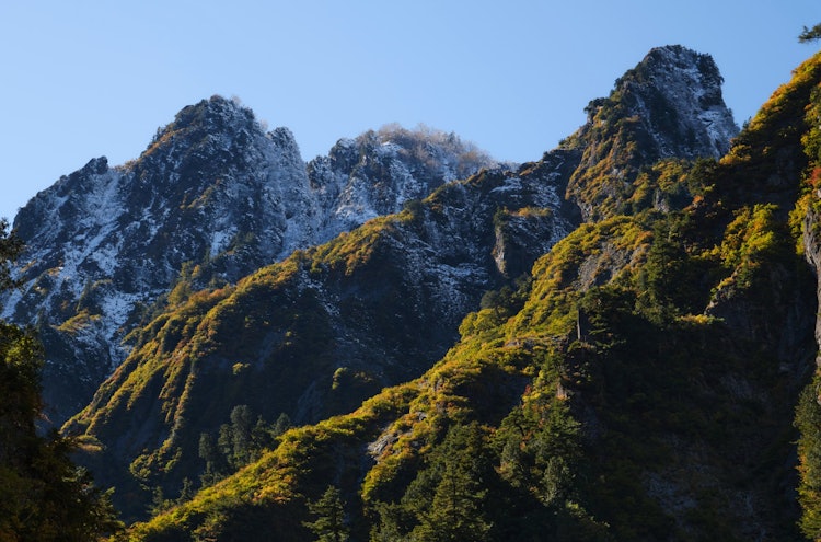 [이미지1]늦가을에 눈으로 뒤덮인 북알프스입니다. 도야마현과 나가노현을 가로지르는 시모노 회랑이라는 산길에서 본 광경입니다. 이 산길은 가파른 절벽을 깎아 만든 것으로, 그 산에서 보이는 산