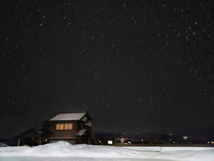 [画像1]ドリーム ハウス富山のおとぎ話のような冬の夜景を背景にした普通の家(2021年)
