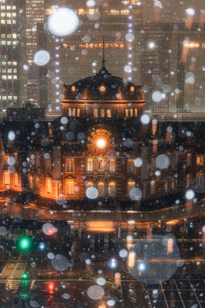 [相片1]東京站 🚉昨晚是一場大雪，幾年才發生☃一次這一次，我拍了一張經典的東京站和雪的照片。 由於這是一個著名的地方，它🤣擠滿了許多攝影師