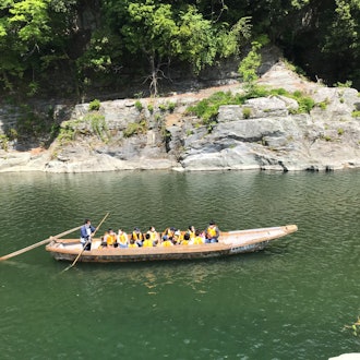 [画像1]長瀞を訪れた際に撮った写真がさらに数枚。川のボートに乗るのは本当に楽しかったし、ガイドが語っていた話を聞いてうれしかったです。少し前のことなので、全部覚えてないのですが、ゴリラの顔みたいな岩を見せてく