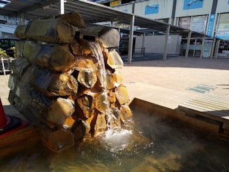 [画像2]家康の湯（足湯）熱海駅前にある、天然温泉を使用した足湯。 徳川家康来熱400年（2004年3月）の記念事業として設置され、連日多くの人でにぎわっています。お湯は16:00以降にすべて抜いて毎翌朝掃除す