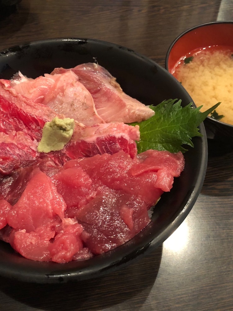 [相片1]在總部位於東京築地市外市場的天然金槍魚專賣店Matakoiya，金槍魚碗“稀有碗”是一個金槍魚碗，其中包含腦十，臉頰肉，下巴肉和蠓等稀有部分。
