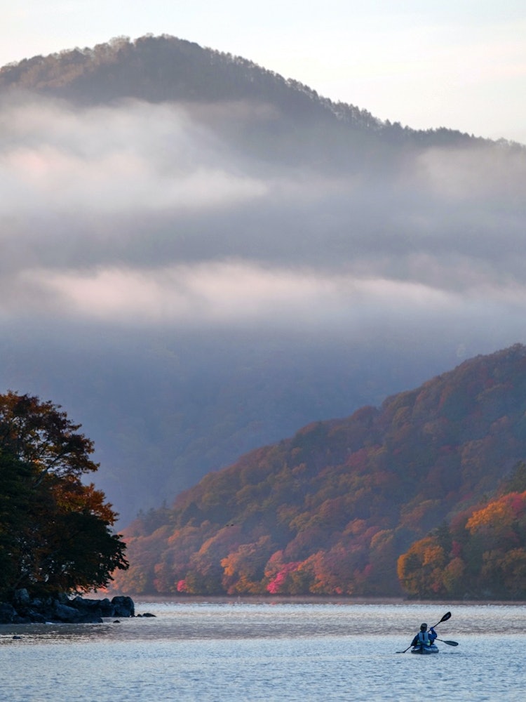 [画像1]早朝、錦秋の中禅寺湖にてカヌーで紅葉狩り！
