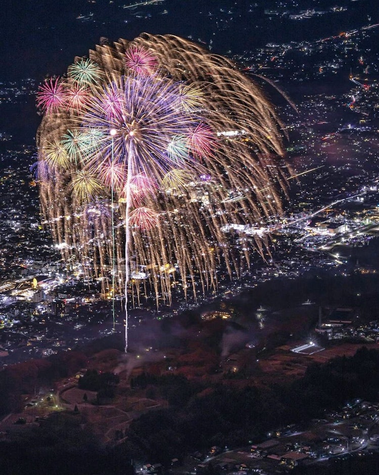 [画像1]秩父の夜空を彩る花火🎆こちらは、毎年12月2,3日で　　　　　　開催される「秩父夜祭」今回秩父夜祭は初参加！武甲山の山頂から📸普段は低いところから見ていたため、夜景がこんなにも綺麗だとは思わなかったで